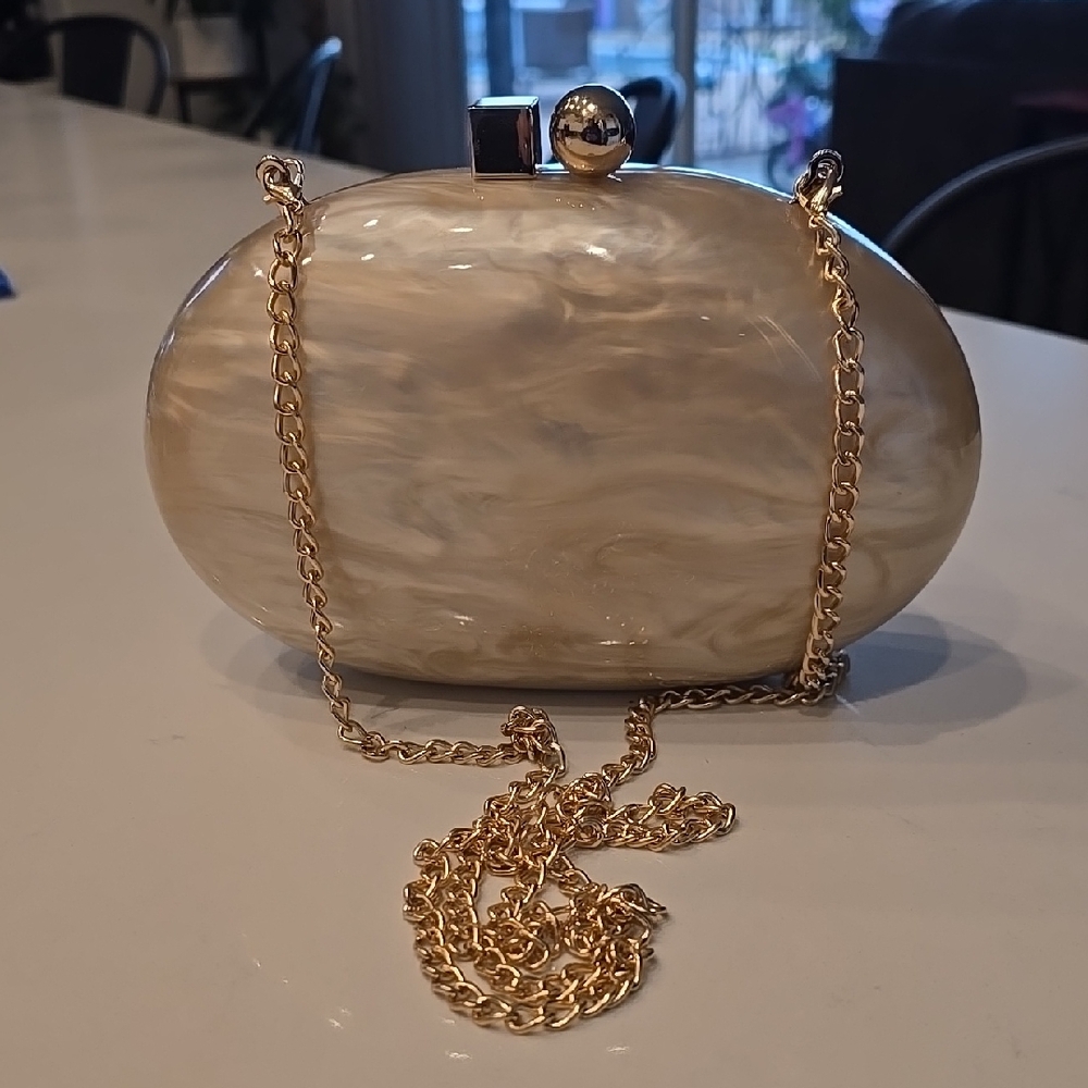 Chic Marble-Effect Clutch with Gold Chain